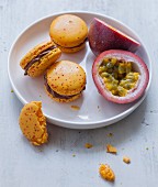 Macarons mit dunkler Schokocreme und Passionsfrucht