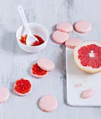 Macarons mit rosa Grapefruit