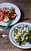 Panzanella (Brotsalat mit Gemüse) und gemischter Blattsalat mit Sardellen, hartgekochtem Ei, Pecorino und Pinienkernen