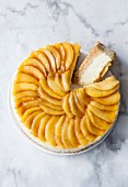 Cheesecake mit Apfel, Karamell und Vanille nach Art einer Tarte Tatin