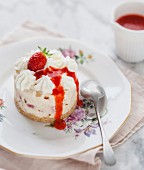 Geeister Baiser-Cheesecake mit frischen Erdbeeren und Erdbeersauce
