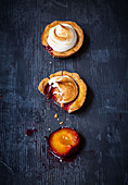 Tartlets with plums and meringue topping