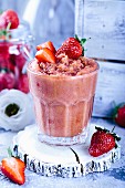 Vegane Erdbeer-Grieß-Creme in einem Glas