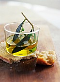Olivenöl mit Zweig in einem Glas