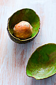 Leere Avocadoschale und Kern