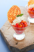 Pfirsich-Aprikosen-Dessert mit Schlagsahne und Mandelhippe in Gläsern
