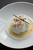 Ile Flottante (Eischneenocke auf Vanillesauce) mit Karamell und gerösteten Mandelblättchen