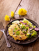 Butternusskürbis-Kichererbsen-Galette und Salat mit roten Zwiebeln und Kürbiskernen
