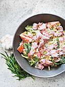 Salad with tomatoes and ham