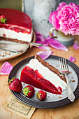 Cream cheese tart with strawberries and nut nougat cream base