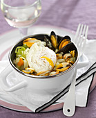 Mussels with curry, leeks and a poached egg