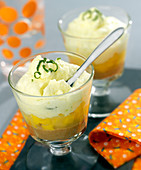 Butterkekskrümel, Mangowürfel und Zitronen-Limetten-Mousse in Gläschen