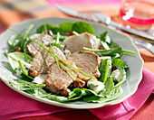 Filet Mignon vom Schwein mit Roquefortsauce und Haselnüssen auf Blattspinat