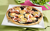Tapenade, goat's cheese and raw ham pizza