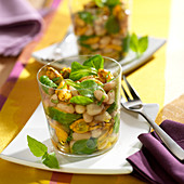 Salat mit Coco-Bohnen, Feldsalat und Miesmuscheln mit Weissweinsauce