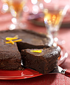 Saftiger dunkler Schokoladenkuchen mit kandierten Orangenzesten