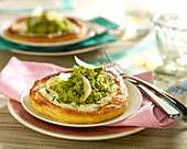 Dünne Tarte mit grüner Tapenade und Frischkäse, Saubohnenstampf und Parmesanspänen