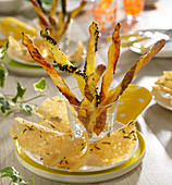 Blätterteigstangen mit dreierlei Geschmacksrichtungen und Parmesan-Rosmarin-Hippen