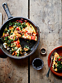 Reis-Tortilla mit Grünkohl, Paprika und Chorizo in der Pfanne