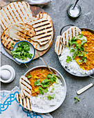 Kartoffel-Dal mit Reis und indischem Fladenbrot