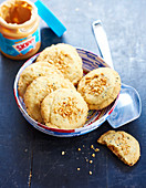 Erdnuss-Cookies mit schwarzem Sesam
