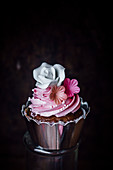 Cupcake mit Rosenwassercreme