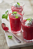 Geeistes Wassermelonen-Gazpacho mit Ziegenfrischkäse und Pfeffer