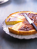 Flan Patissier (Traditioneller Vanillecremekuchen, Frankreich), angeschnitten