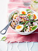 Salad of coquillettes with tomatoes, tuna, hard-boiled egg and crunchy vegetables