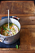Soupe au pistou (Provenzalische Gemüsesuppe mit Basilikumpaste) mit Speck