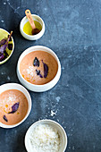 Drachenkopfsuppe mit lila Basilikum und Parmesan