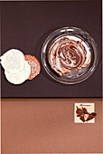 Zweirelei Schokoladenhippen mit silberneren Zuckerperlen, Cheesecake mit zweierlei Schokoladen, angegessen