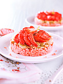 Törtchen mit rosa Mandeln aus Reims mit Rhabarber und Erdbeeren