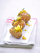Kartoffel aus Noirmoutier mit Ei Mimosa und Grelot-Zwiebeln