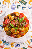 Bunter Tomatensalat mit Sesam und Basilikum