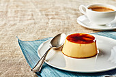 Crème Caramel und Tasse Kaffee