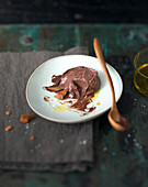 Schokoladenmousse mit Holzlöffel