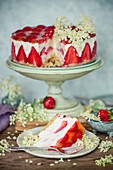 Cheesecake mit Erdbeeren und Holundergelee, ohne Backen