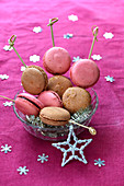 Süsse Spiesschen mit schwarzen Johannisbeer- und Haselnussmacarons