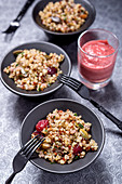 Veganer Quinoasalat mit Cranberries und Kürbiskernen, Rote-Bete-Hummus