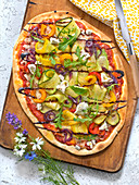 Gemüsepizza mit Zucchini, Tomaten, Paprika, roten Zwiebeln, Rucola, Feta und Balsamico