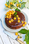 Saftiger Schokoladenkuchen mit gelben Himbeeren