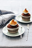 S'more-Cupcake mit Schokolade und Marshmallows