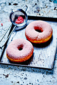 Donuts mit rosa Puderzucker
