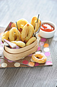 Onion rings with sweet sauce