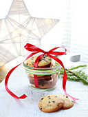 Weihnachtsplätzchen mit Aprikosenkonfitüre und Schokoladenstückchen