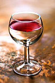 Optische Täuschung: Glas Rotwein mit Wasser