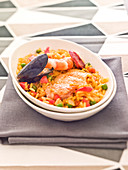 Paella (traditionelle Reispfanne mit Hähnchen und Meeresfrüchten, Spanien)