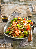 Salat mit grünen und weissen Bohnen und Lachs