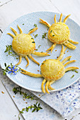 Crab-shaped tomato puff pastries